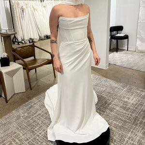✨ Never Worn Alyssa Kristin Inez Wedding Dress – Size 6 – Original $3,500